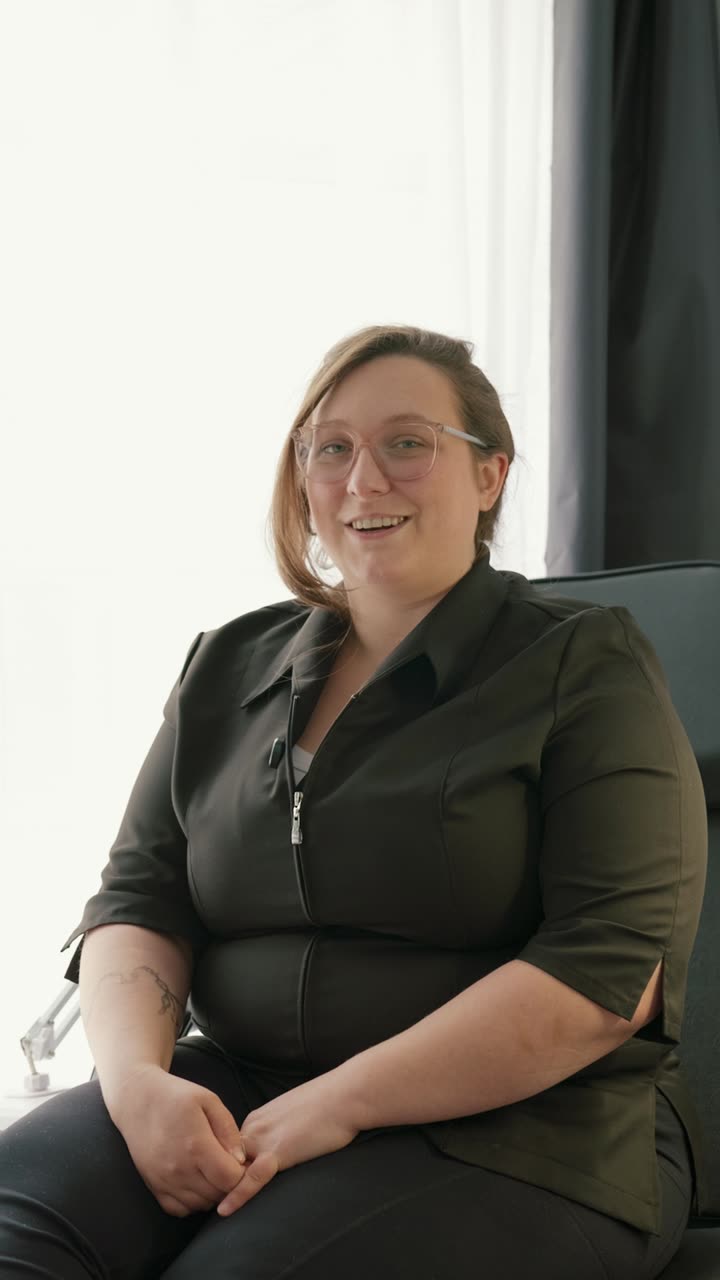 Vanessa Leblanc, podologue, smiling, seated in her office